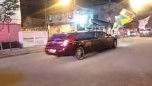 Fogos, buzinaço e lágrimas marcam chegada de corpo de Pelé à Vila Belmiro para velório
