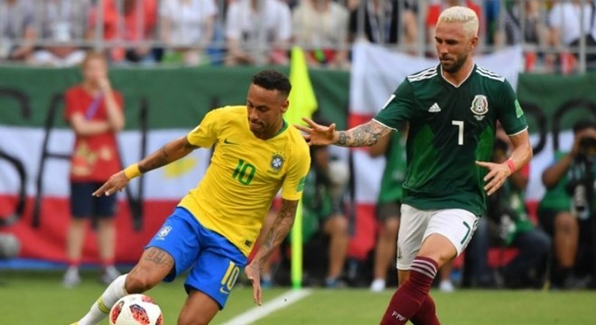 Layún disputa bola com Neymar em lance que terminou em pisão do mexicano no tornozelo do brasileiro