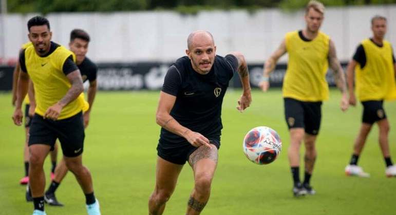 Fábio Santos destaca 