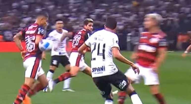 Bola pega no braço de João Gomes antes de sobrar para Arrascaeta