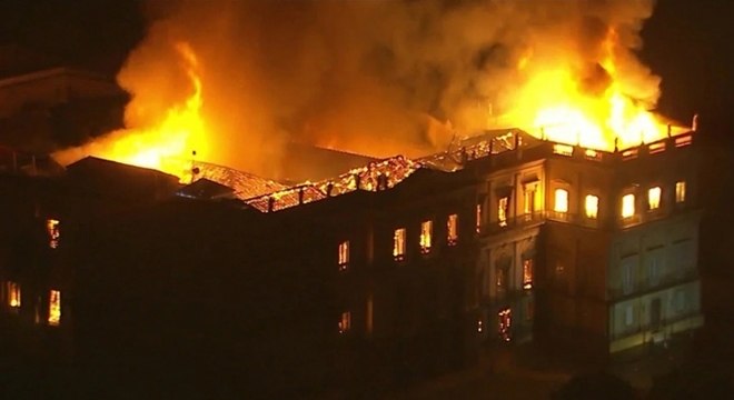 Incêndio tomou conta do prédio do Museu Nacional no último domingo