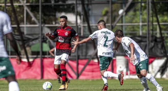 Nos pênaltis, Palmeiras perde para o Flamengo e fica com o vice do