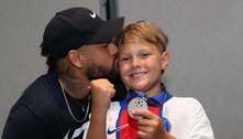 Neymar posta foto ao lado do filho nas redes sociais e brinca: 'Dupla tá on'