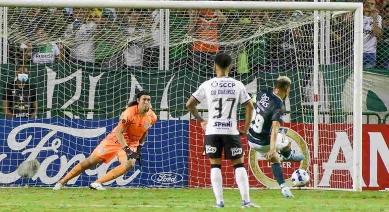 Cássio defende cobrança de Téo Gutiérrez em jogo contra o Cali, na Libertadores