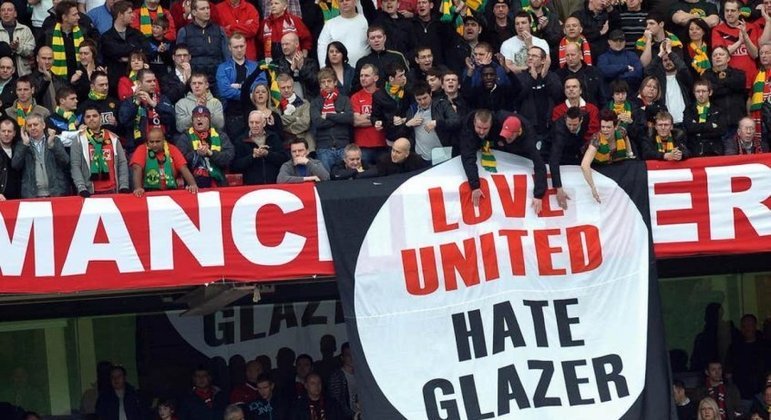 Torcida do United cobra a saída da família Glazer do time