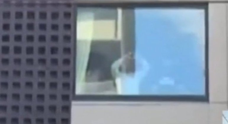 Djokovic acena de janela do hotel em que está 'preso' na Austrália