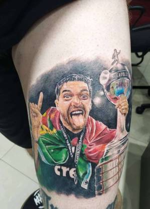 Torcedor apaixonado pelo Palmeiras faz tatuagem de Abel Ferreira
