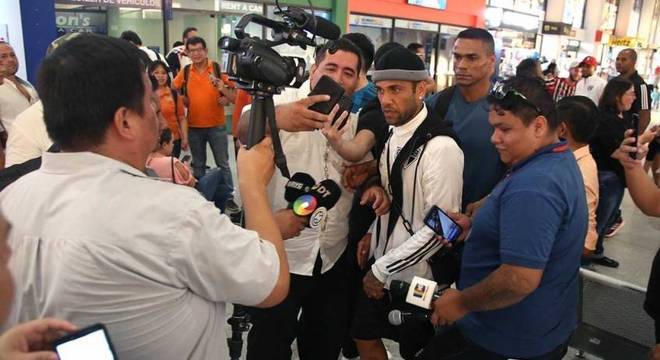 Daniel Alves na chegado ao Brasil após derrota para o Binacional