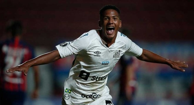 Ângelo comemora o terceiro gol do Santos diante do San Lorenzo