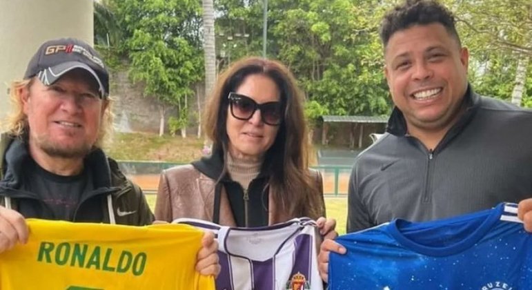 Ronaldo entregou ao guitarrista camisas do Cruzeiro, Real Valladolid e da seleção brasileira