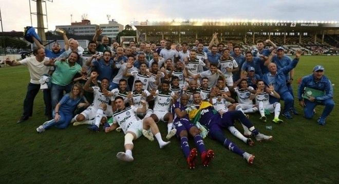 Palmeiras comemora o título brasileiro na última ida a São Januário