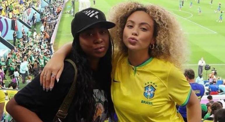 Alessandra e Julia no estádio 974, na partida contra a Coreia do Sul