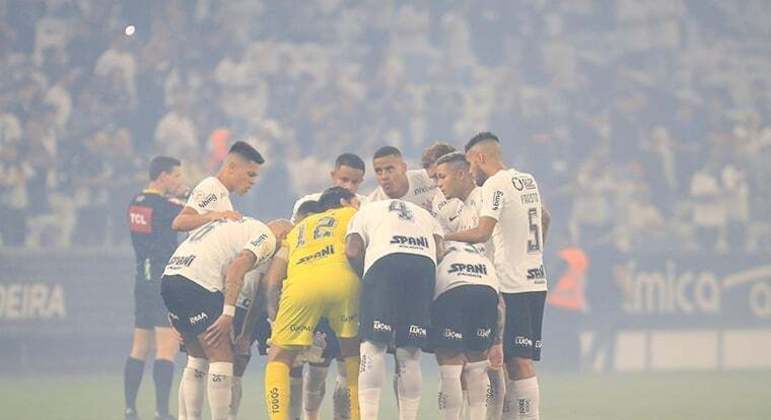 Jogadores do Corinthians reunidos antes do início da partida