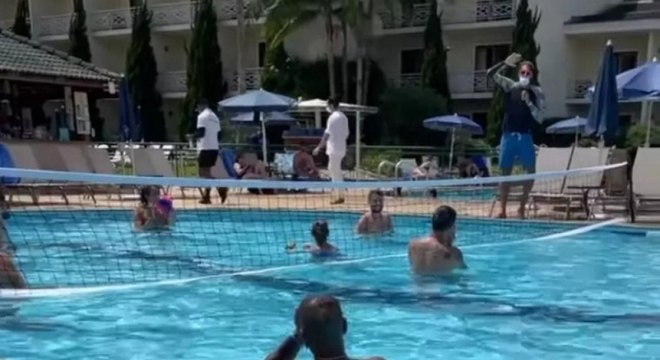 Jô e Otero curtem dia em resort em meio a surto de covid-19 no Corinthians