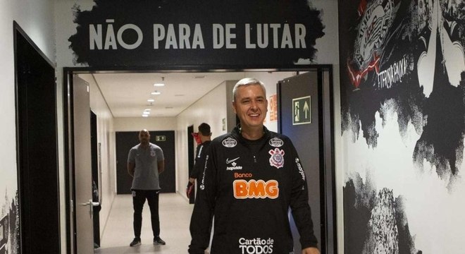 Tiago Nunes quer aumentar uso dos atletas da base no clube