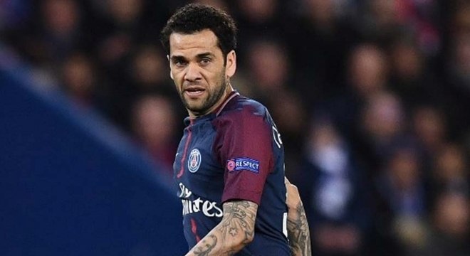 Daniel Alves sentiu dores no joelho e dependerá de avaliação para saber se vai à Copa