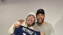 Neymar presenteia Whindersson Nunes com camisa do PSG