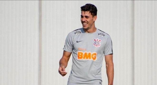 Danilo Avelar pode ser baixa do Corinthians contra o Fluminense