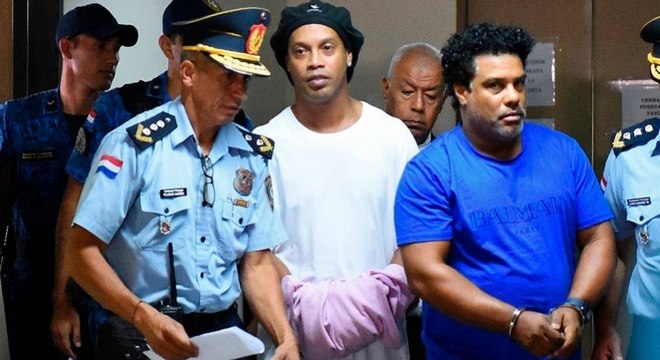 Ronaldinho Gaúcho foi preso no Paraguai com passaporte falso 