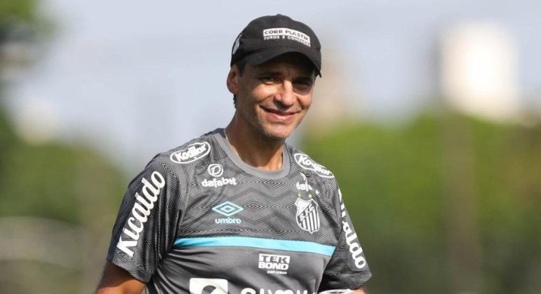 Santos de Bustos tem mesmo número de pontos que Peixe de Sampaoli, mas com saldo de gols melhor