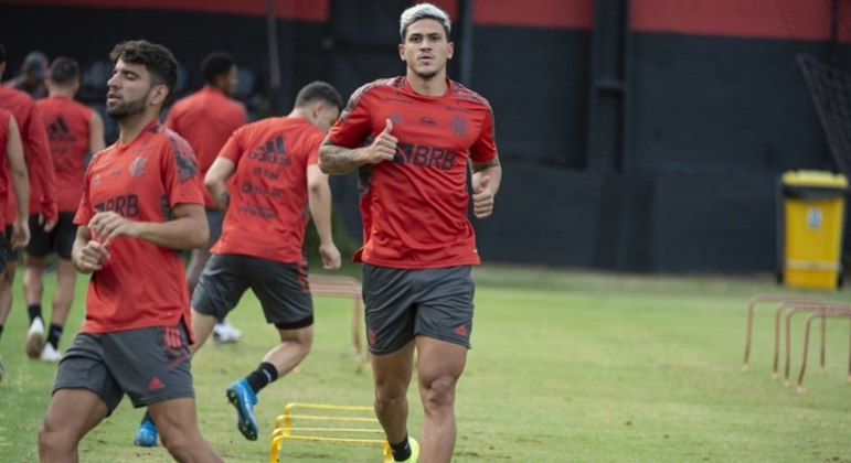 Pedro inicia tratamento no Flamengo após torcer o tornozelo contra o Internacional
