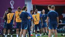 Sterling volta a treinar com a Inglaterra, mas não deve ser titular contra a França