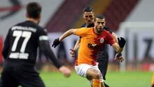 Após criticar gramado do próprio clube, jogador do Galatasaray é demitido por 'prejudicar a reputação'