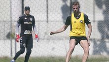Klaus treina com o grupo e se aproxima de retorno no Botafogo