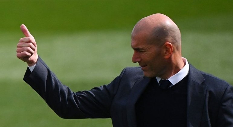 Após sucesso no Real Madrid, Zidane pode assumir segundo clube na carreira