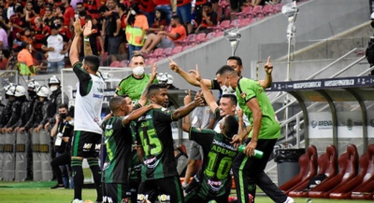 América-MG vacilou após abrir 2 a 0, mas mesmo assim conseguiu vencer