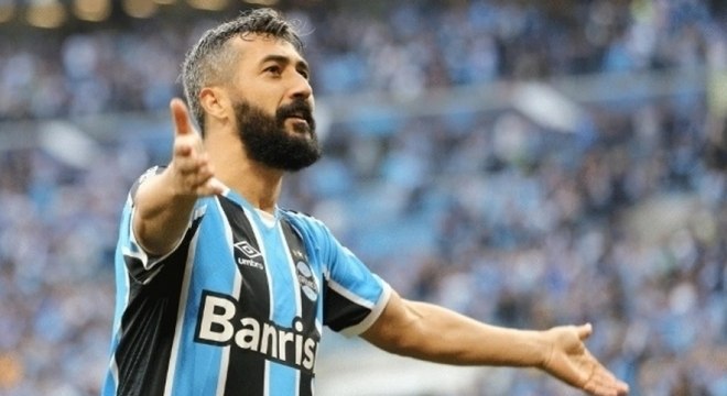 O meia Douglas deixa o Grêmio após dois anos de clube