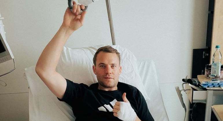 Manuel Neuer compartilha foto no hospital
