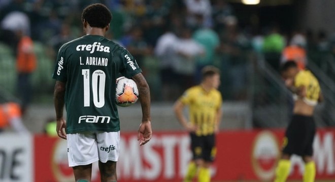 Luiz Adriano leva a bola de vitória sobre o Guaraní para casa