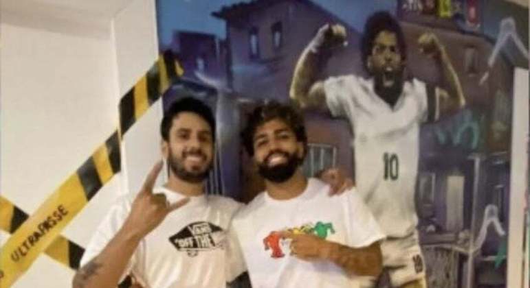 Gabigol exibe a decoração de sua sala de jogos com homenagem para