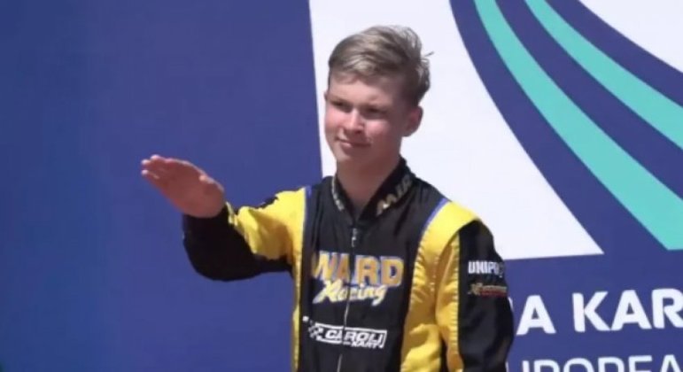 Artem Sveriukhin fez um sinal nazista para comemora uma vitória no kart