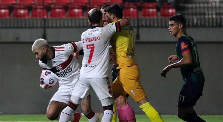 Gabigol, de pênalti, fez o primeiro gol do Flamengo no jogo