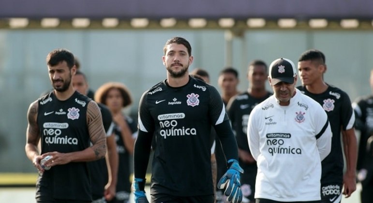 Caíque França, goleiro do Corinthians, passa por cirurgia