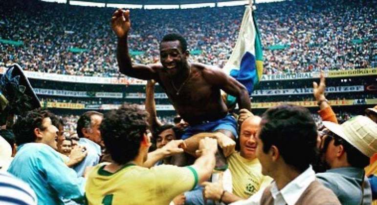 Pelé foi homenageado neste domingo pela Conmebol, mas nenhum ídolo brasileiro compareceu ao evento

