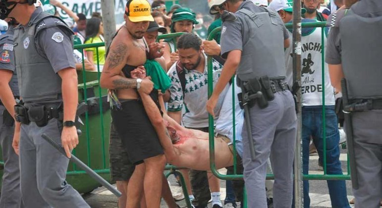 Após derrota no Mundial, briga entre torcedores do Palmeiras termina com um  baleado no peito - Esportes - R7 Lance