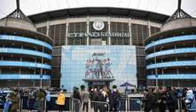 Torcida do Manchester City protesta contra a Premier League após acusações