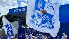 Na véspera do clássico contra o Atlético-MG, torcida do Cruzeiro vai à Toca da Raposa apoiar o time