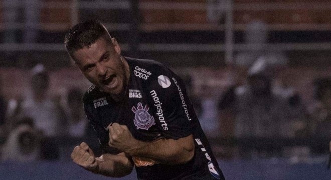 Ramiro vibra ao acertar cobrança de pênalti na semifinal contra o Peixe