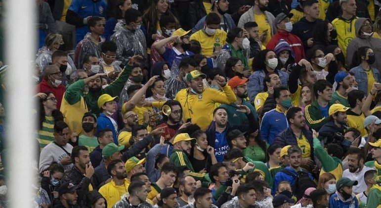 Torcida brasileira se divertiu em vitória sobre a Colômbia