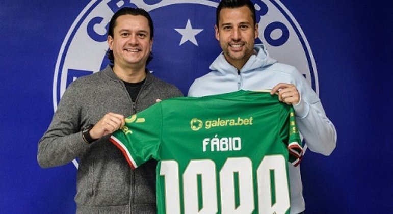 Fábio celebrou o novo acordo ao lado do presidente do Cruzeiro