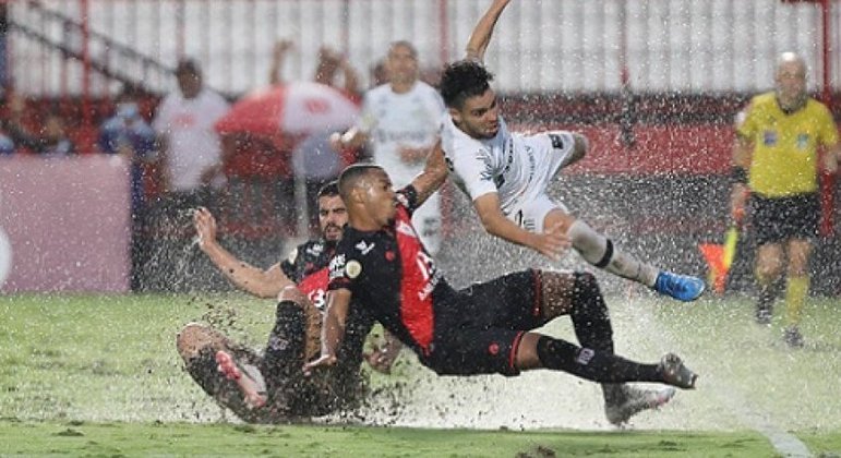 Gramado péssimo foi um dos vilões da partida