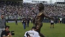 'Cara da Luva de Pedreiro' se ajoelha à estátua de Roberto Dinamite e é ovacionado pela torcida do Vasco