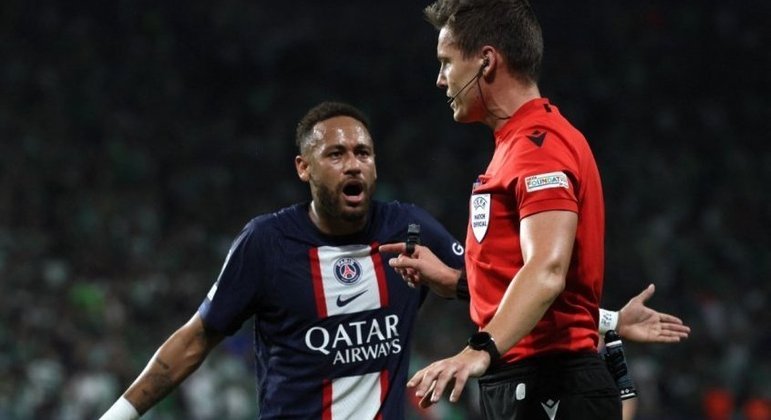Neymar ficou indignado após receber o cartão amarelo por comemorar gol

