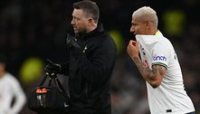 Richarlison chora após lesão em partida do Tottenham e preocupa seleção: 'até para andar dói'