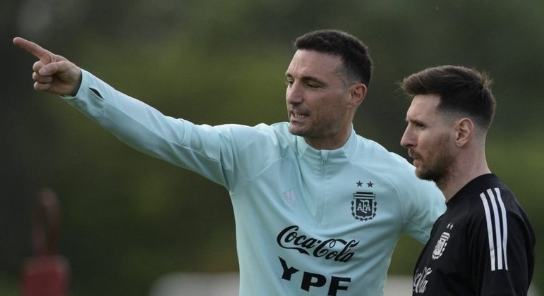 Scaloni garante Messi entre os titulares da Argentina no clássico contra o Brasil
