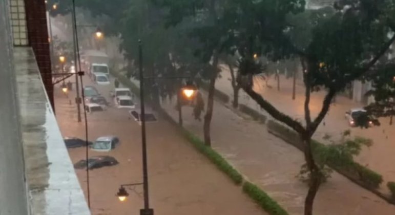 Petrópolis decretou estado de calamidade após fortes chuvas que atingiram a região